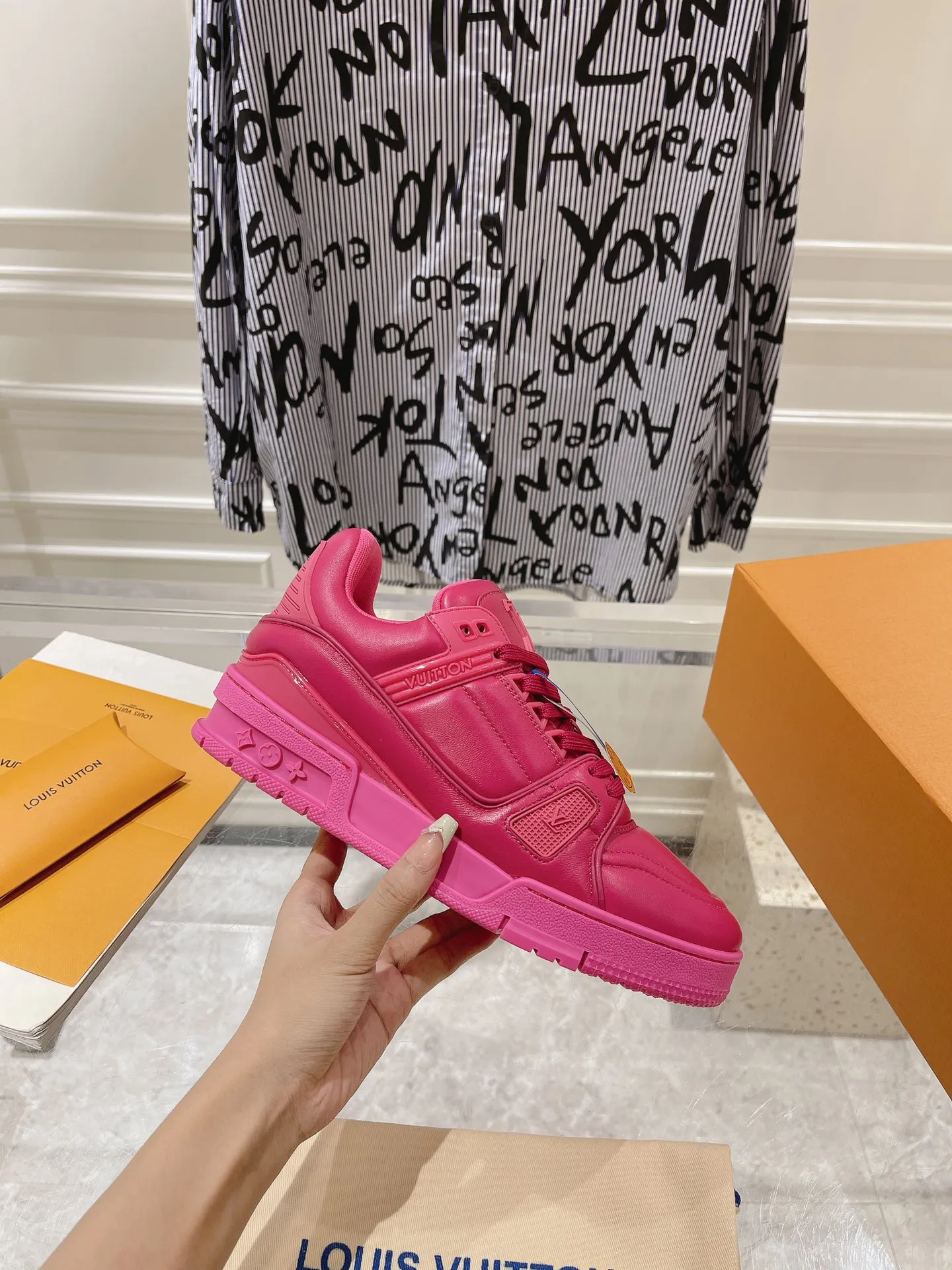 👟👟Ex-factory price 840👟👟 Top version #couple style 2024 hot LV 𝘁𝗿𝗮𝗶𝗻𝗲𝗿 series of the latest couple style sneakers, the quality has been upgraded again, the details are awesome, it just doesn’t look too good! The model was sold out immediately within ten minutes of the official website going on sale. TPU outsole, mold fee is 2w+. The texture is comparable to the original version. The feet are made of polymeter micro-material and breathable British mesh. The details are the same as the original version. Please pay attention to distinguish the currency materials on the market. Size: Female 35-39, Male 39-45M